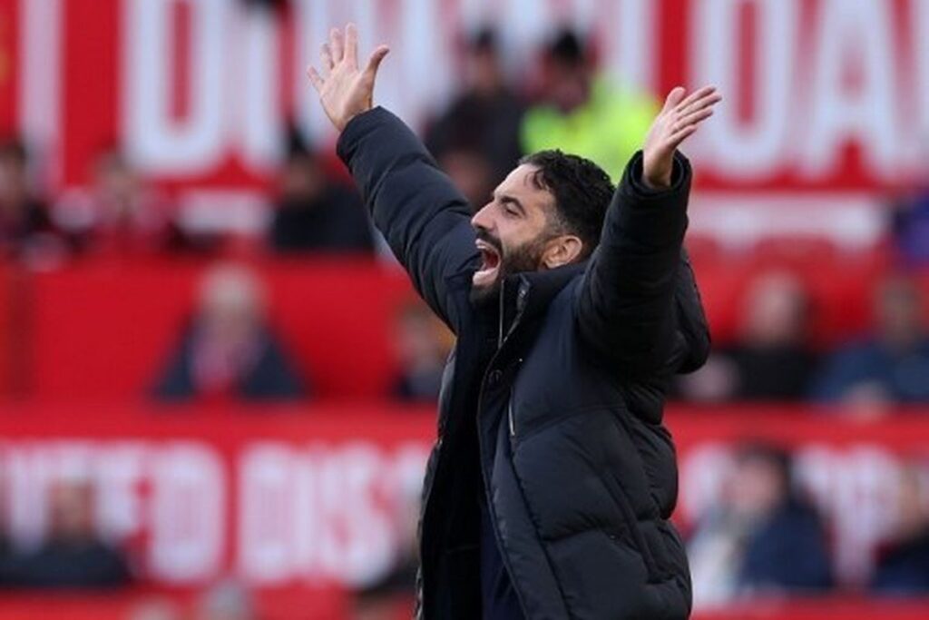 Ruben Amorim menyebut Man United klub hebat tapi bukan tim kuat jelang laga vs Nottingham Forest. Simak komentar dan prediksinya.